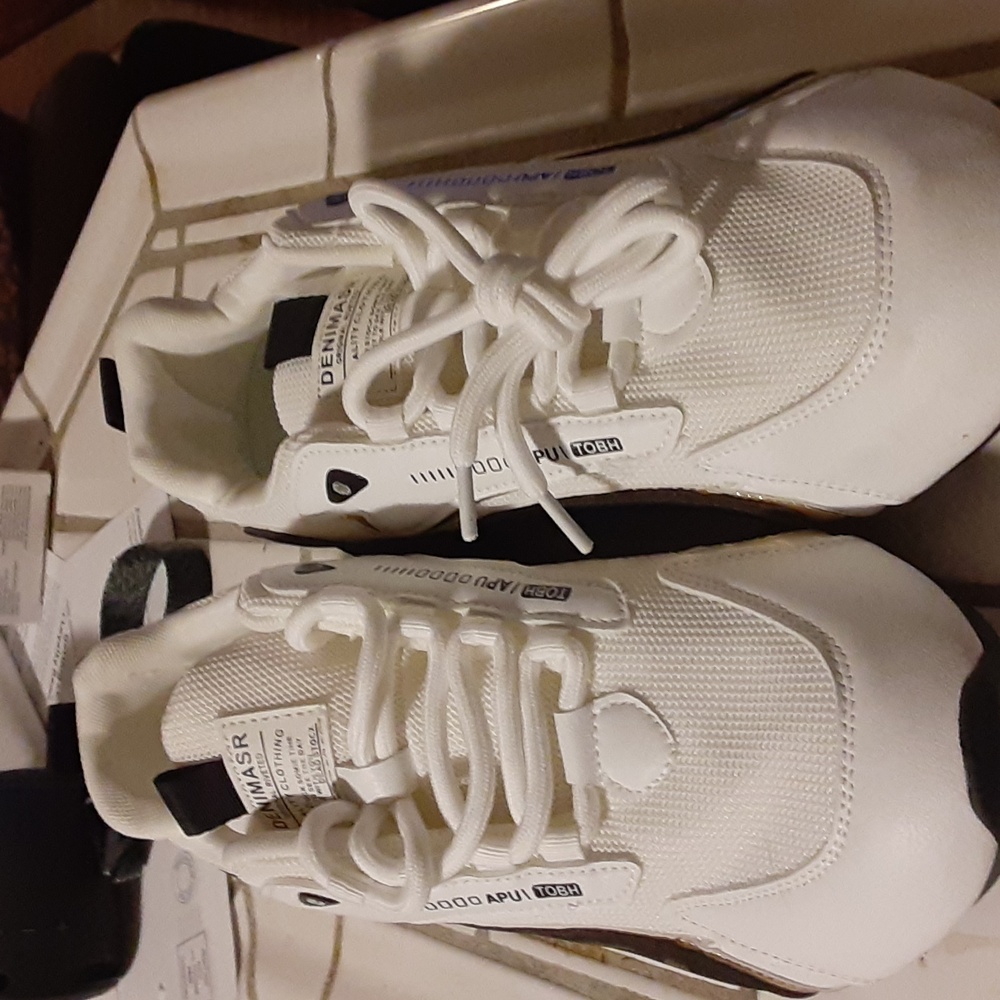 Gym shoes